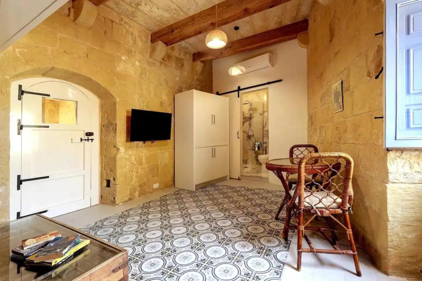 Historic Hideaways - 900 Year Old Converted Studios Victoria Exterior photo