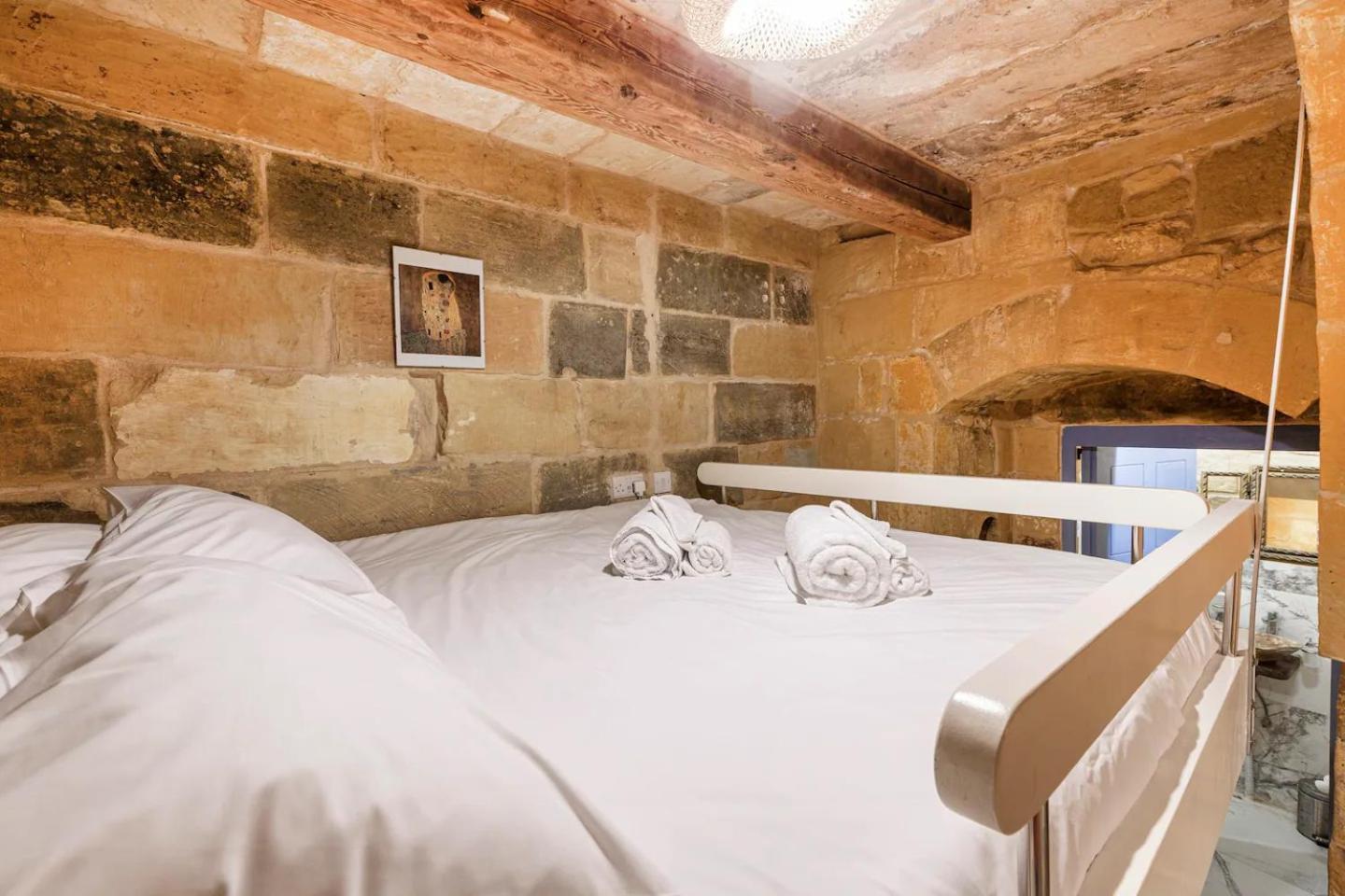 Historic Hideaways - 900 Year Old Converted Studios Victoria Exterior photo