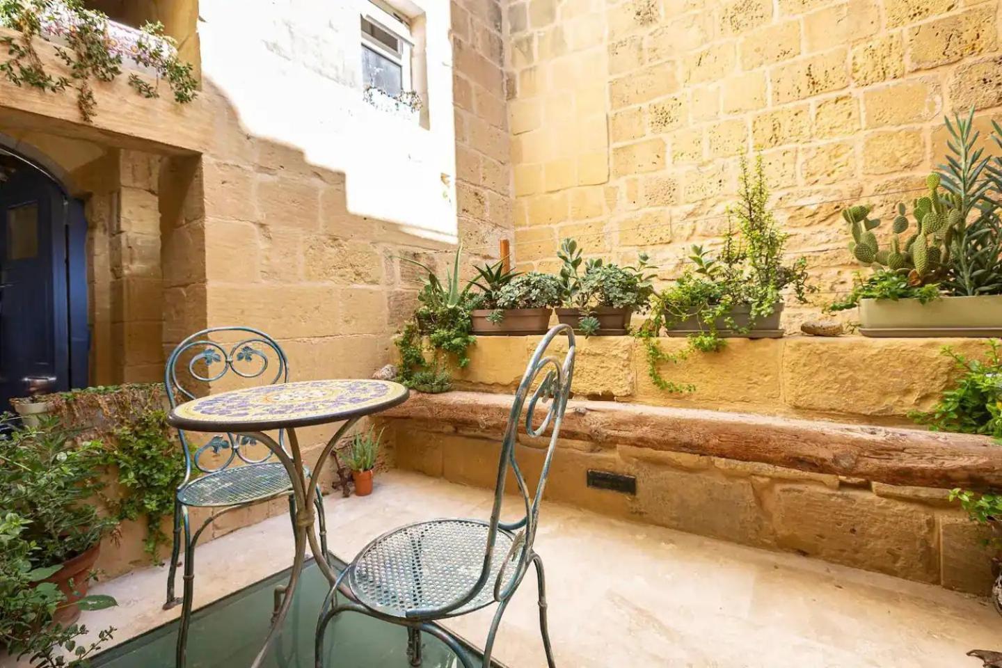 Historic Hideaways - 900 Year Old Converted Studios Victoria Exterior photo