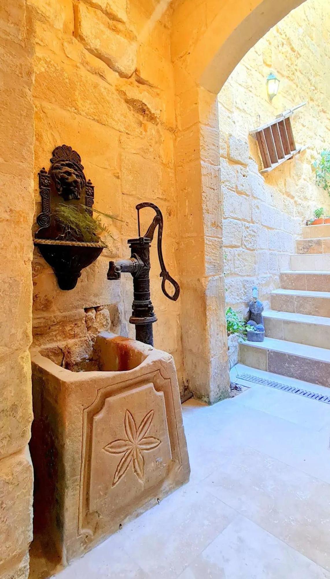 Historic Hideaways - 900 Year Old Converted Studios Victoria Exterior photo