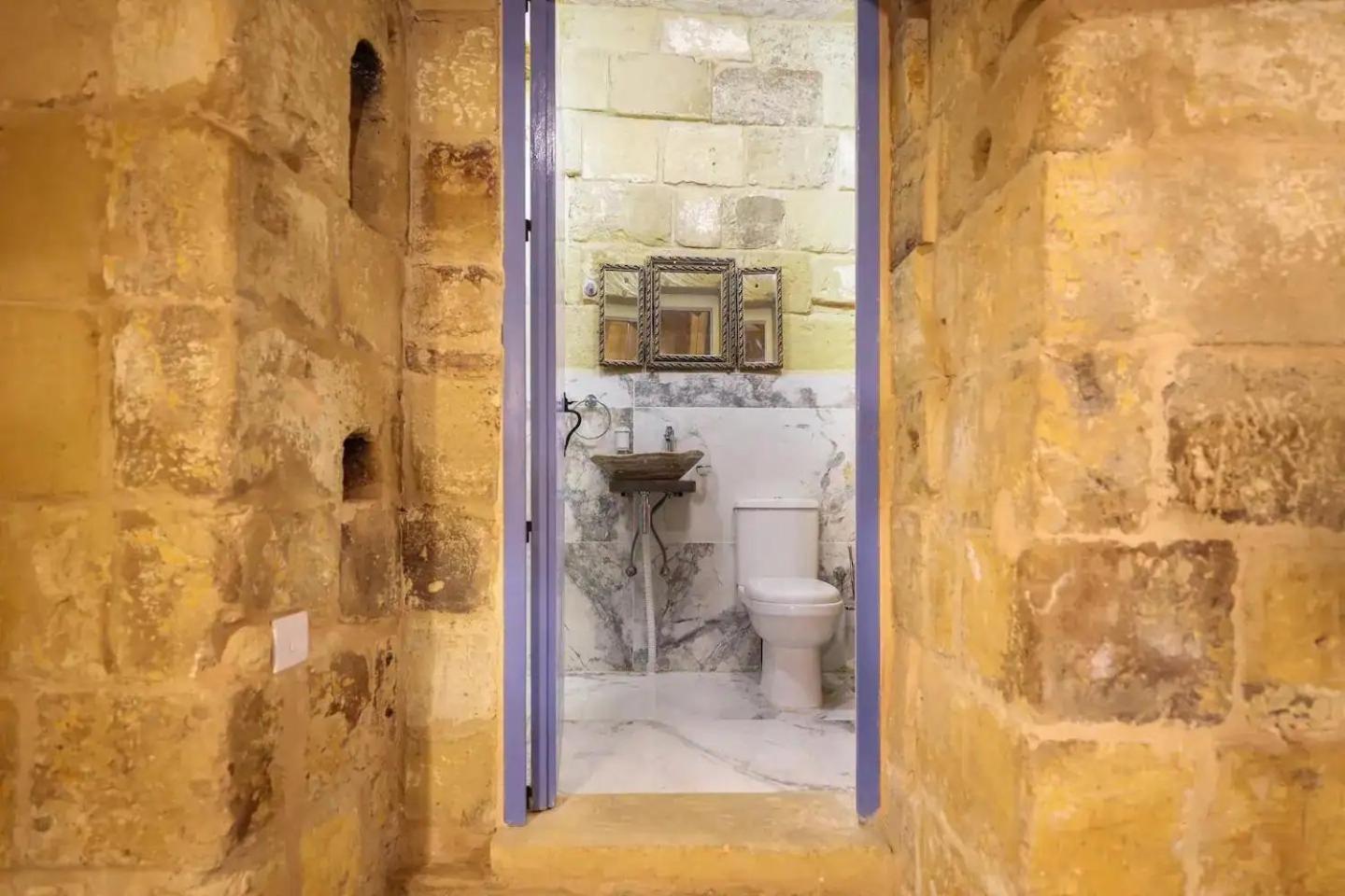 Historic Hideaways - 900 Year Old Converted Studios Victoria Exterior photo