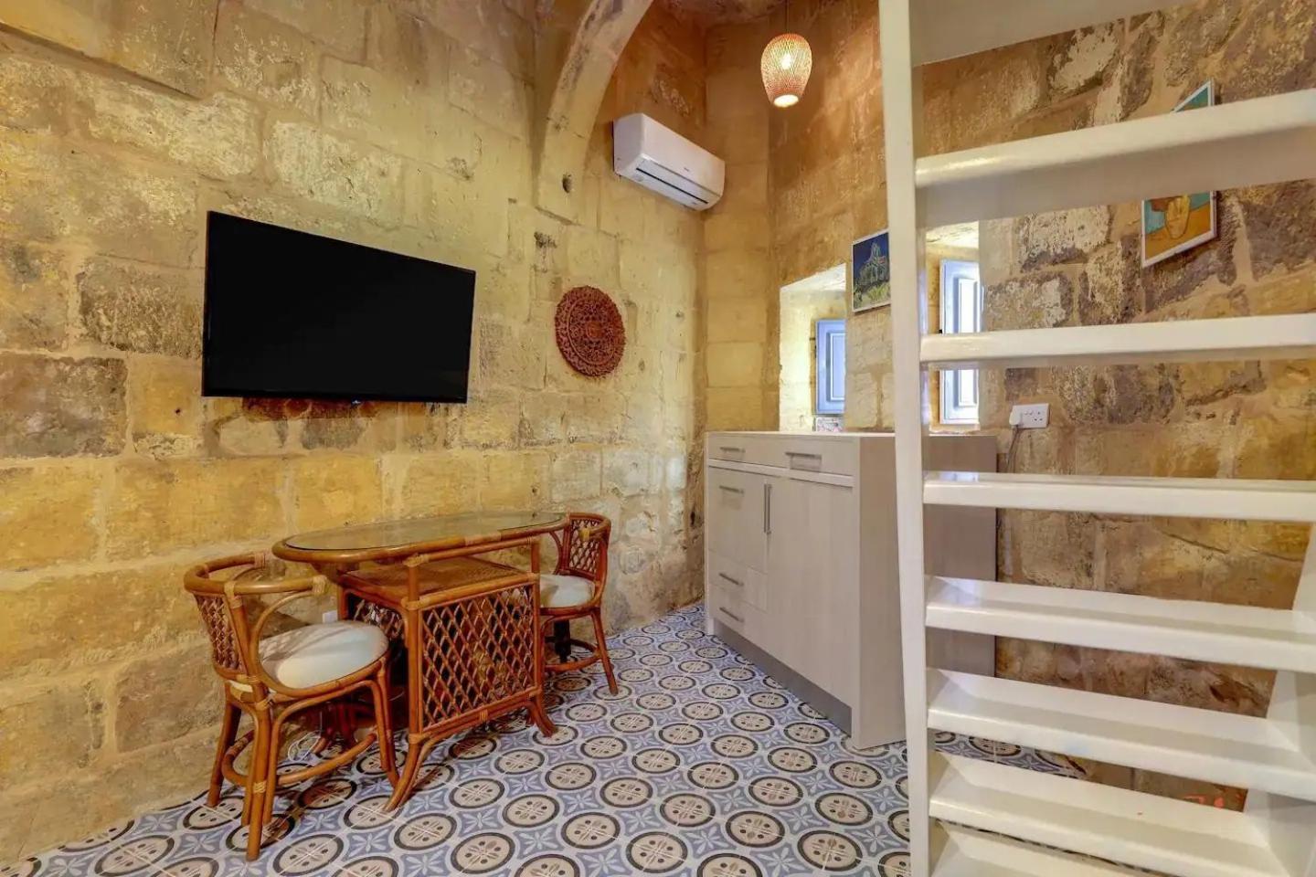 Historic Hideaways - 900 Year Old Converted Studios Victoria Exterior photo