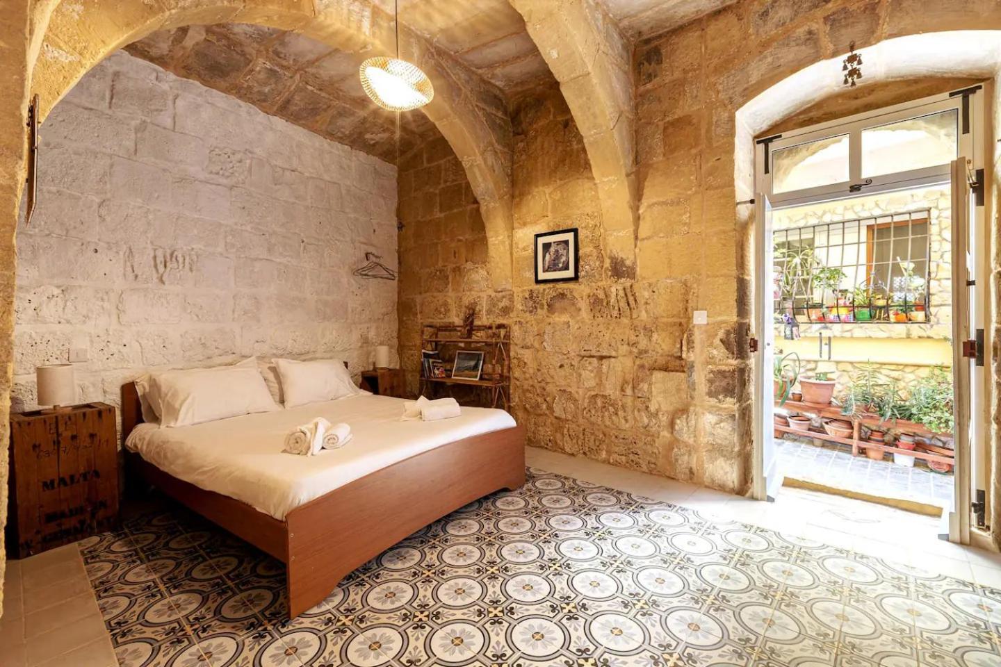 Historic Hideaways - 900 Year Old Converted Studios Victoria Exterior photo