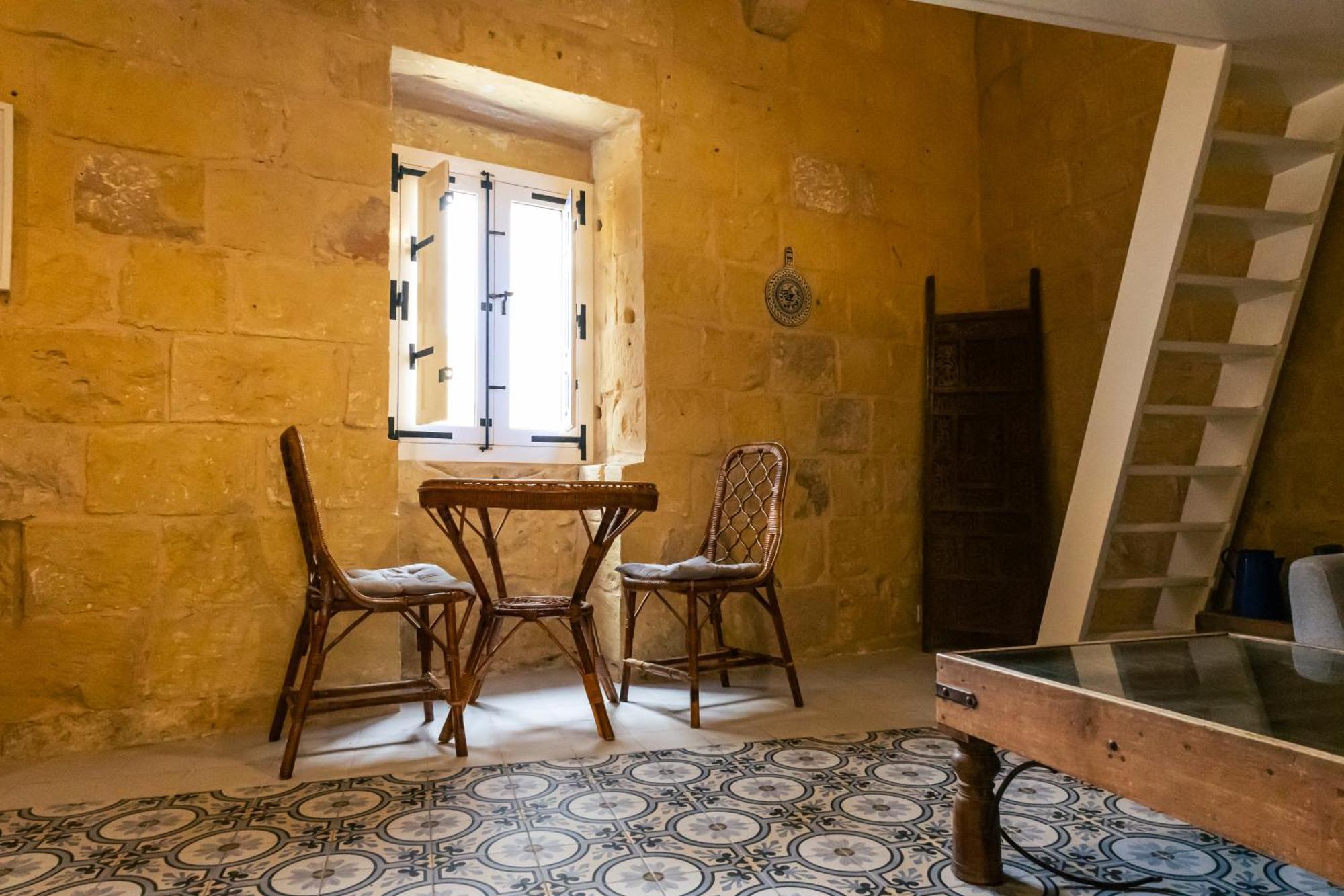 Historic Hideaways - 900 Year Old Converted Studios Victoria Exterior photo