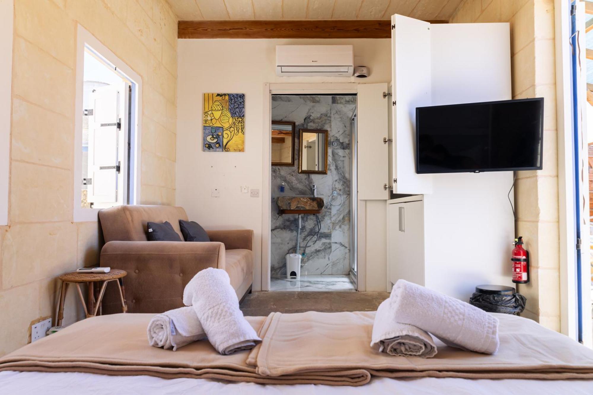 Historic Hideaways - 900 Year Old Converted Studios Victoria Exterior photo