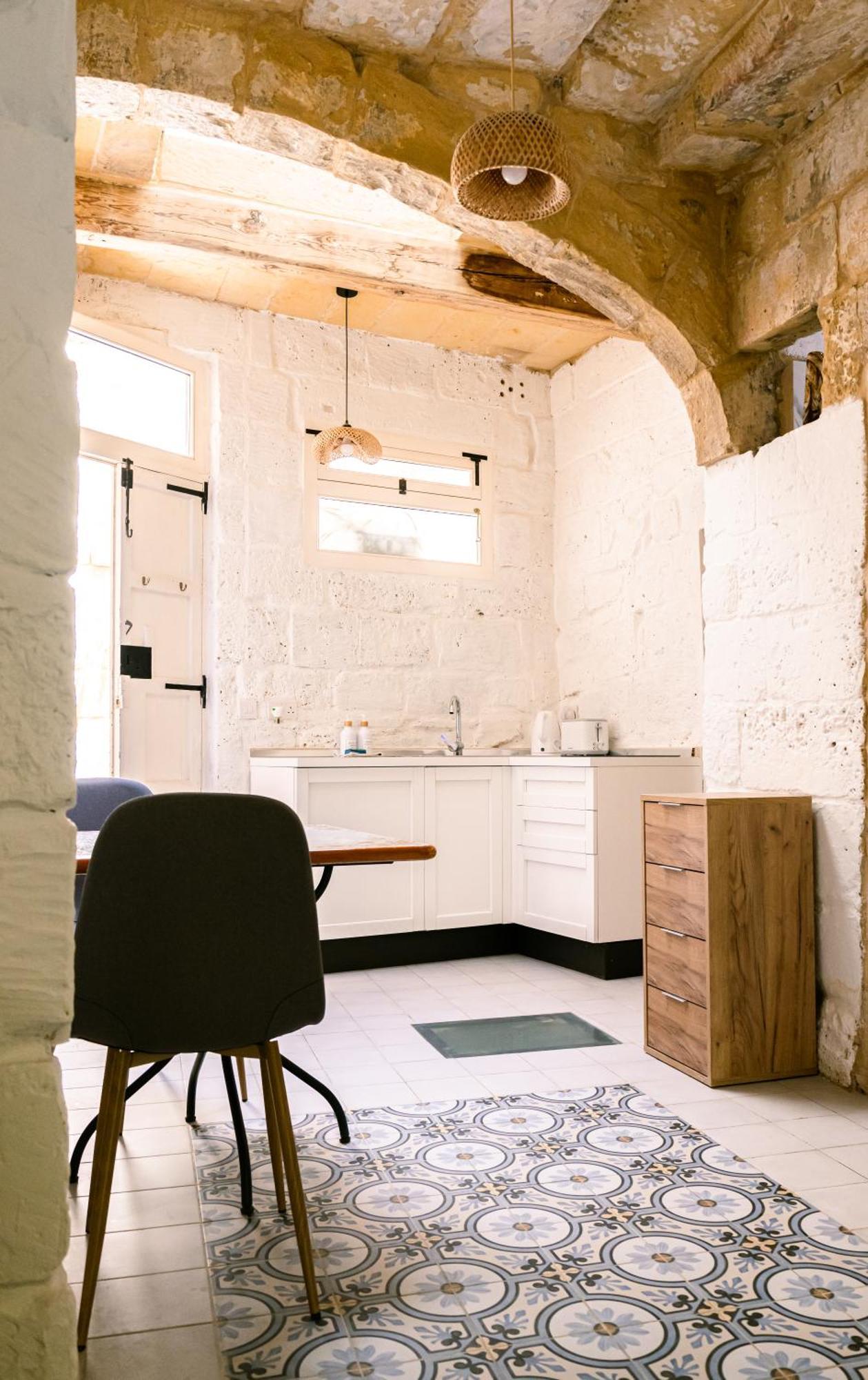 Historic Hideaways - 900 Year Old Converted Studios Victoria Exterior photo