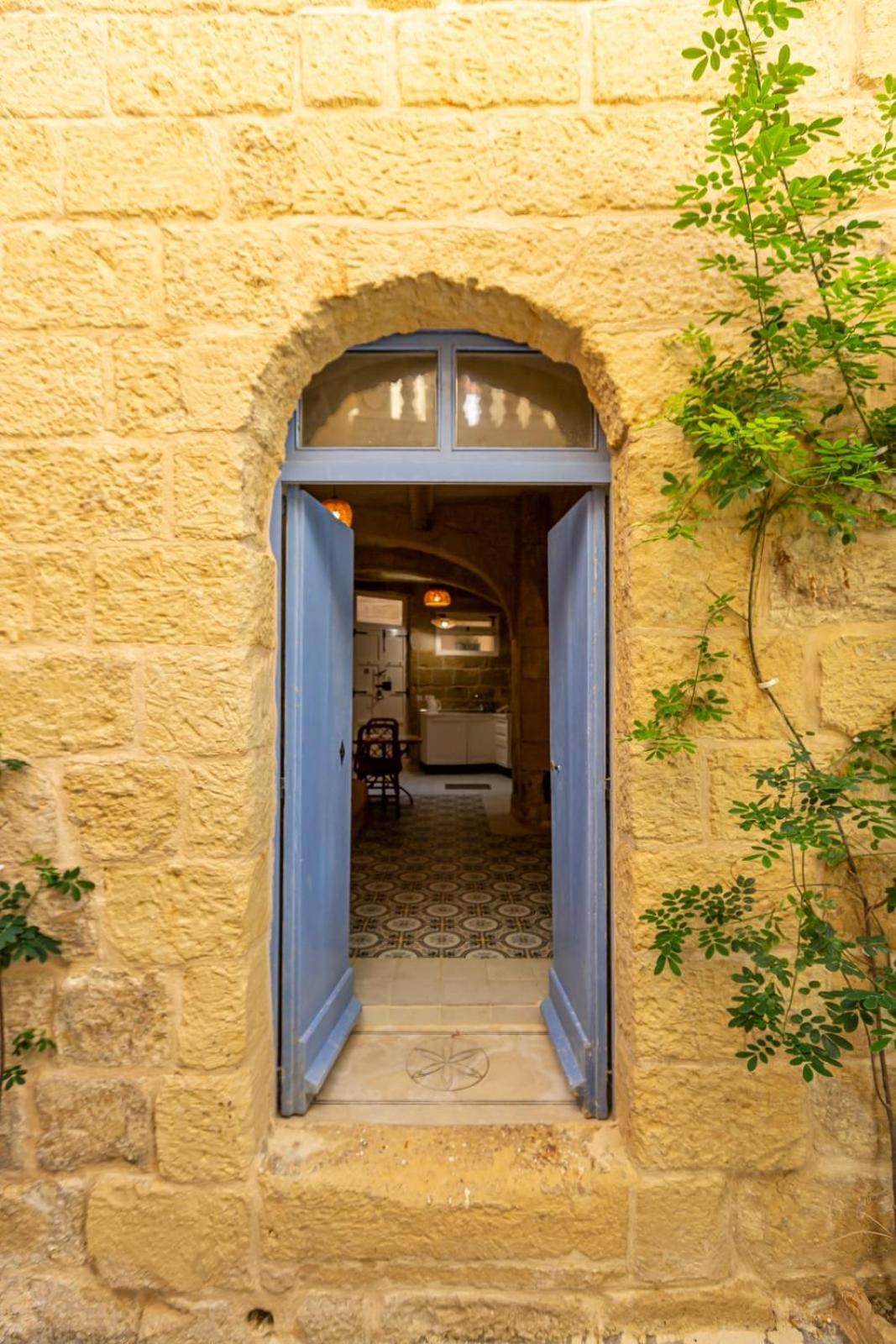 Historic Hideaways - 900 Year Old Converted Studios Victoria Exterior photo