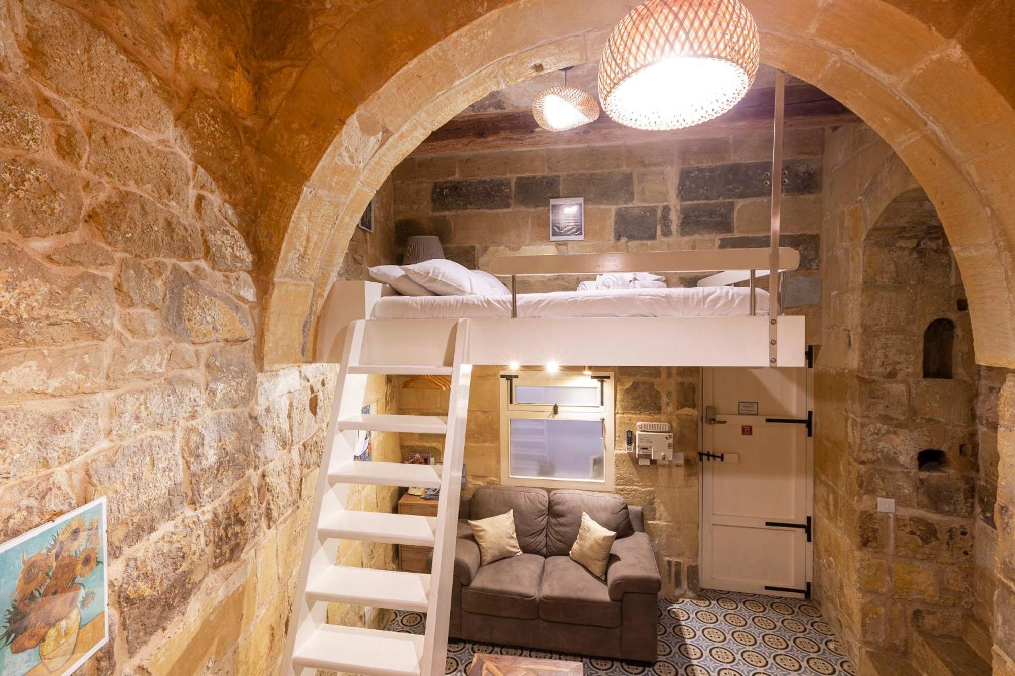 Historic Hideaways - 900 Year Old Converted Studios Victoria Exterior photo